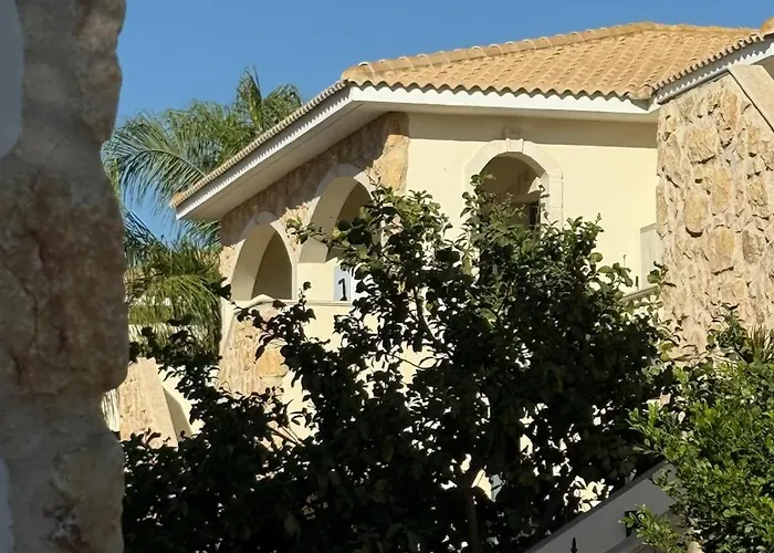 アパート New - Agia Marina - Rural Retreat With Shared Pool & Parking *