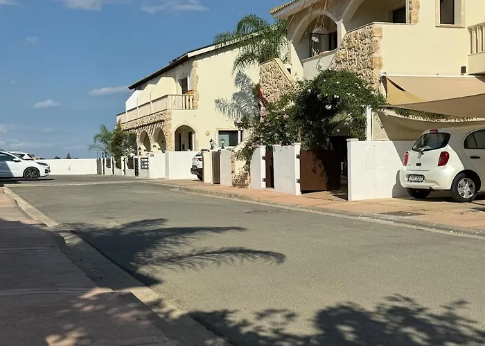 New - Agia Marina - Rural Retreat With Shared Pool & Parking アパート *