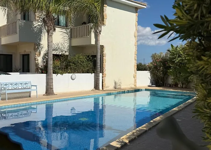 New - Agia Marina - Rural Retreat With Shared Pool & Parking アパート